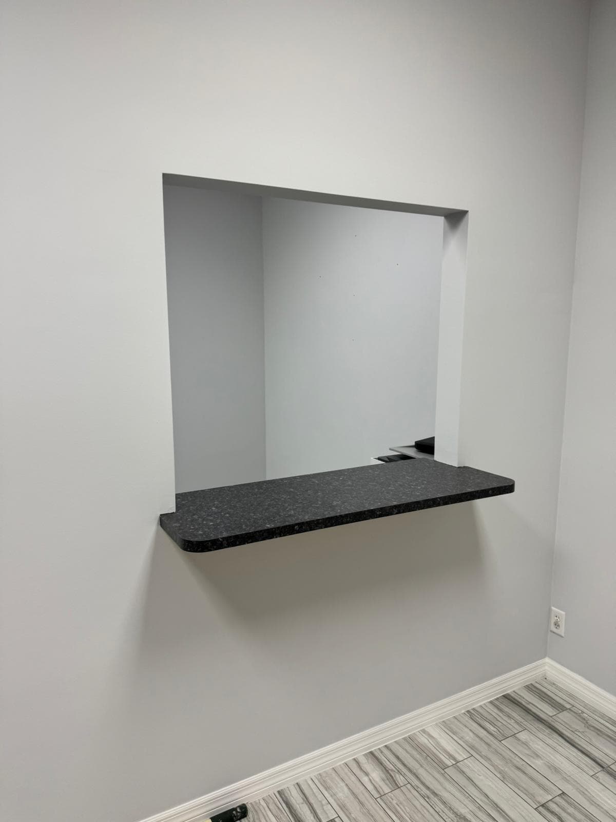 High-quality glass service for reception areas and interior design.