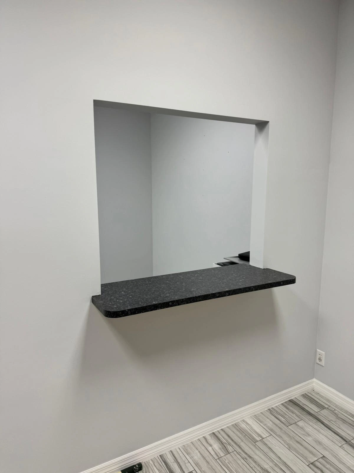 High-quality glass service for reception areas and interior design.