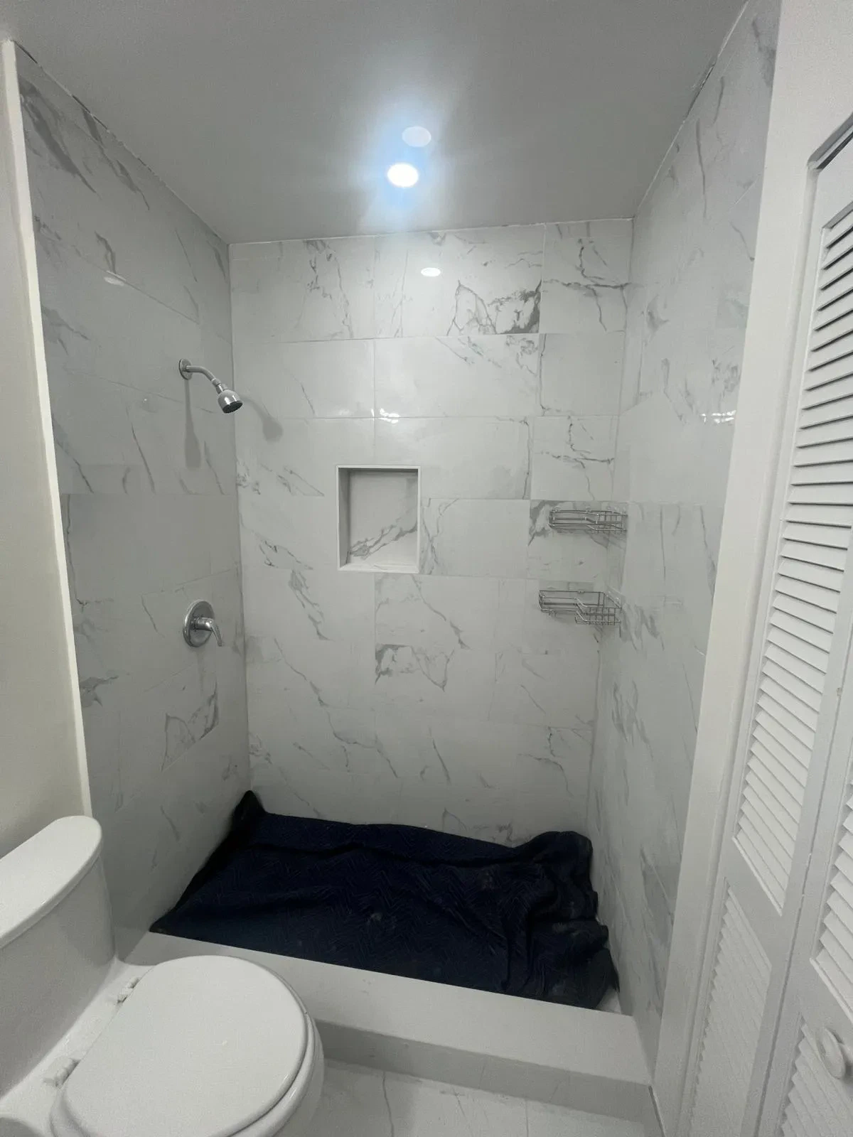 High-quality glass shower doors for modern bathroom design.