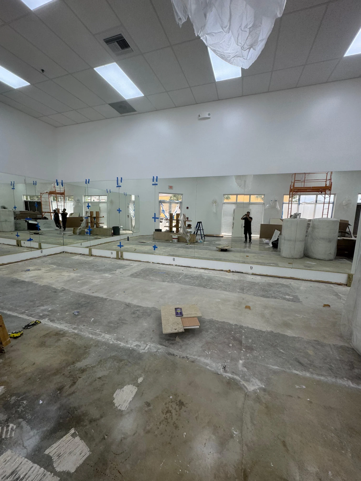 Clear glass mirror for modern interior decor and space enhancement.