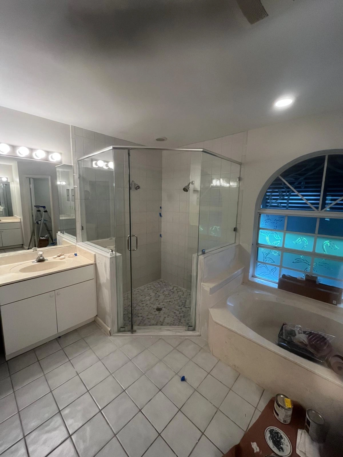 High-quality glass shower door with sleek frame, perfect for modern bathrooms.