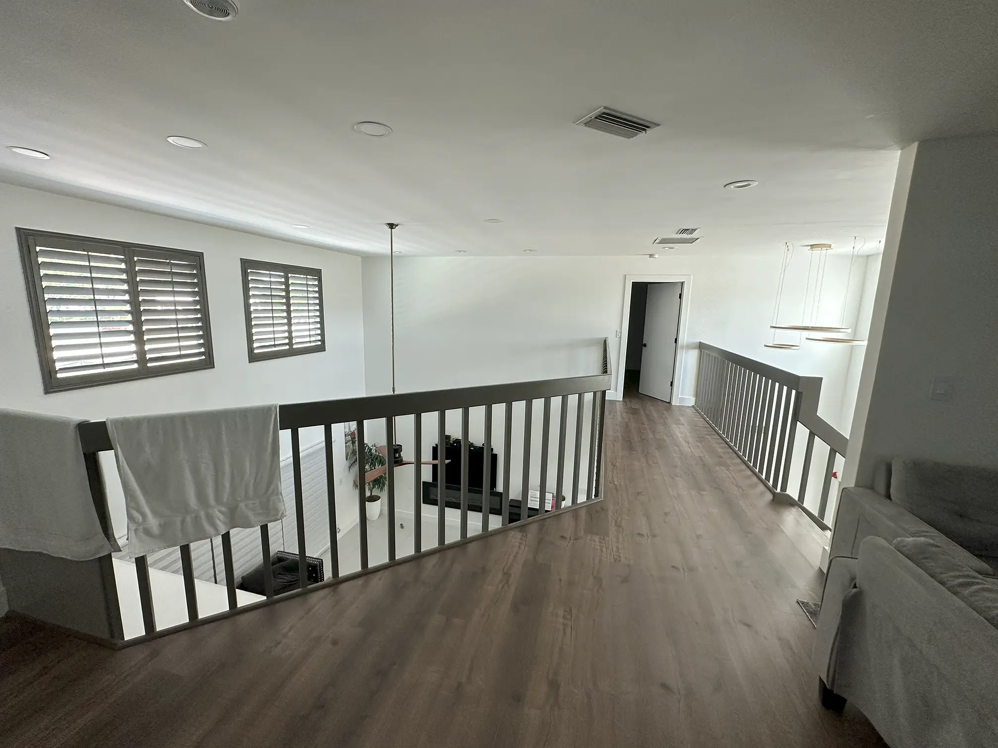 High-quality glass and mirror installation for stylish home decor.