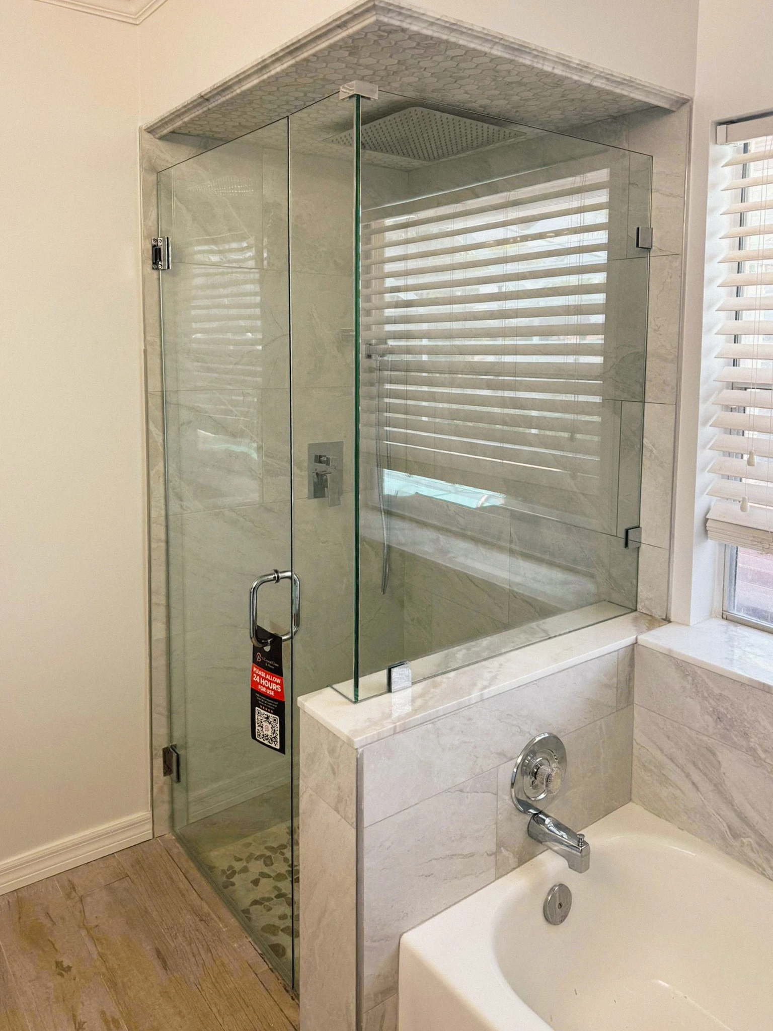 High-quality glass shower door for modern bathrooms. Customizable, durable, and elegant glass for showers and mirrors.