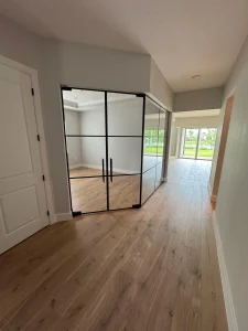 Modern glass partition with black frames in a stylish interior, enhancing space and aesthetics.