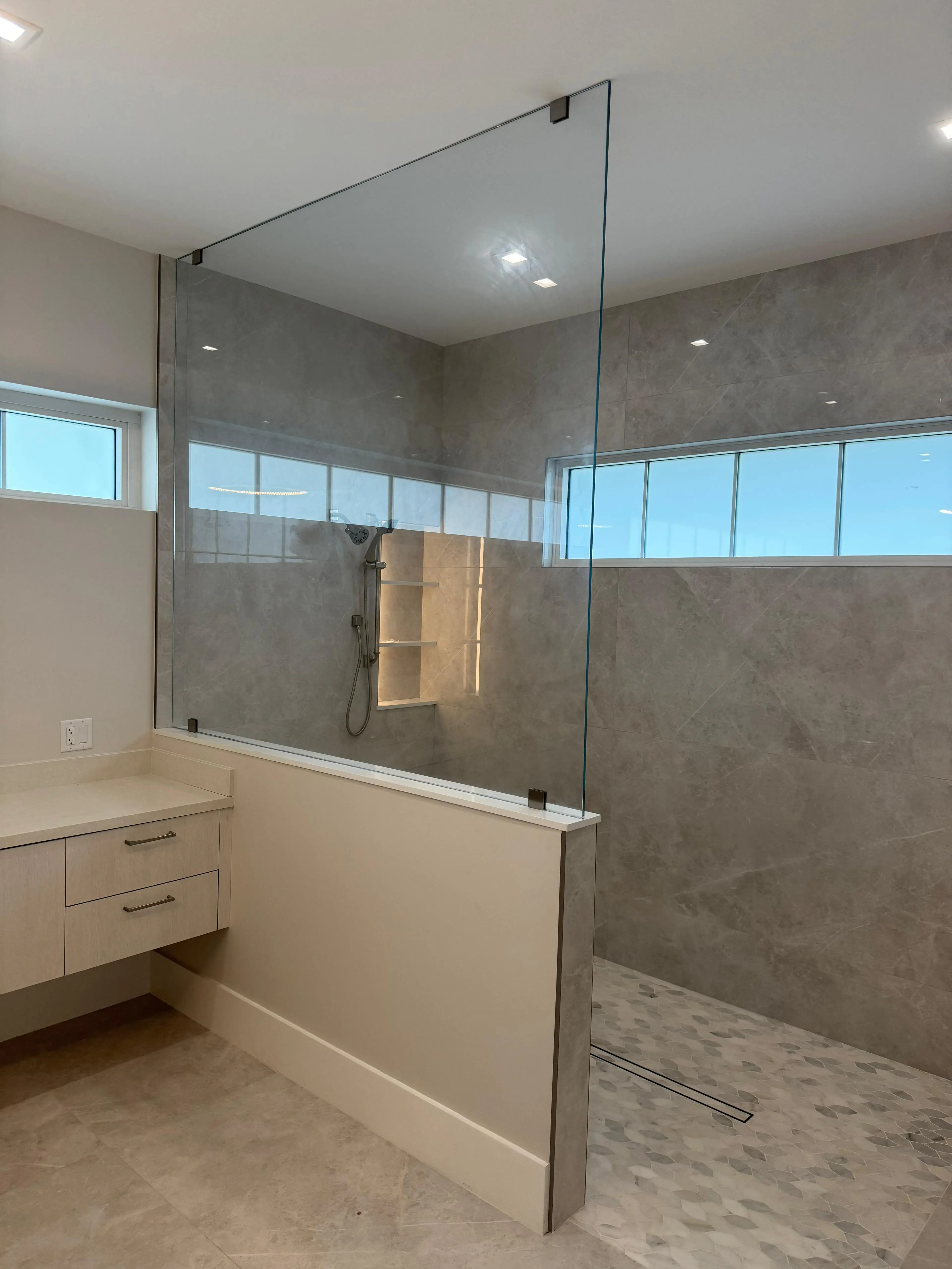 High-quality glass shower partition with sleek frameless design for modern bathrooms.